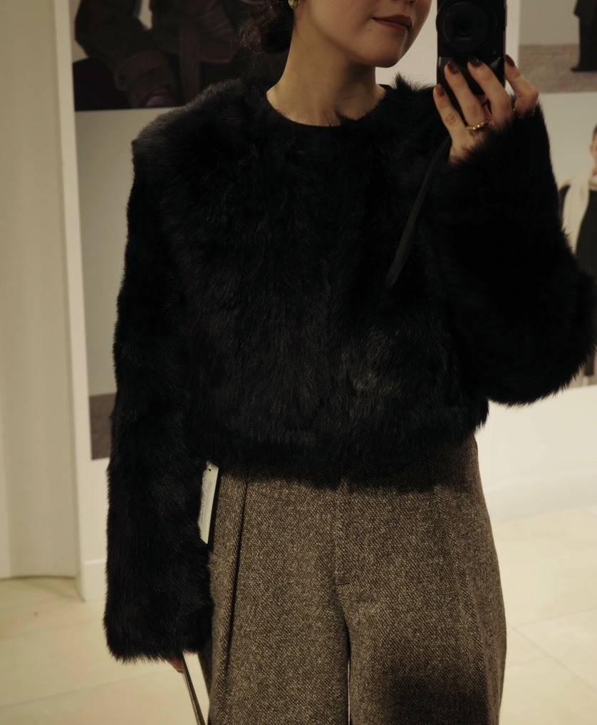 ショート丈のボリュームファーコートコーデ