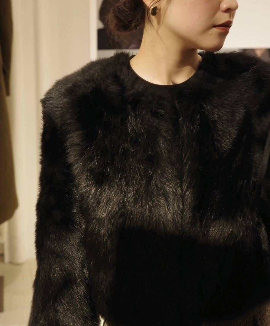 ショート丈のボリュームファーコートコーデ