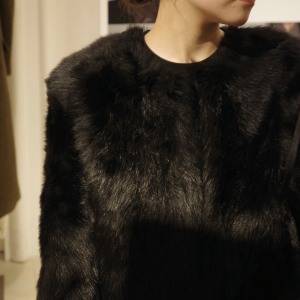 華やかに見せたい日の主役アウター！「ショート丈ファーコート」で旬顔コーデ