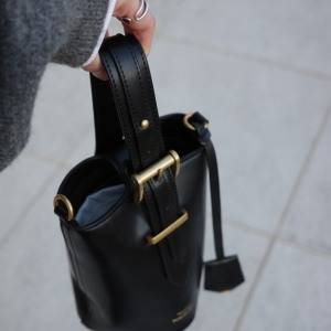 ベルトアクセントでモード感を。今季の注目株「DRAW」バケットバッグ