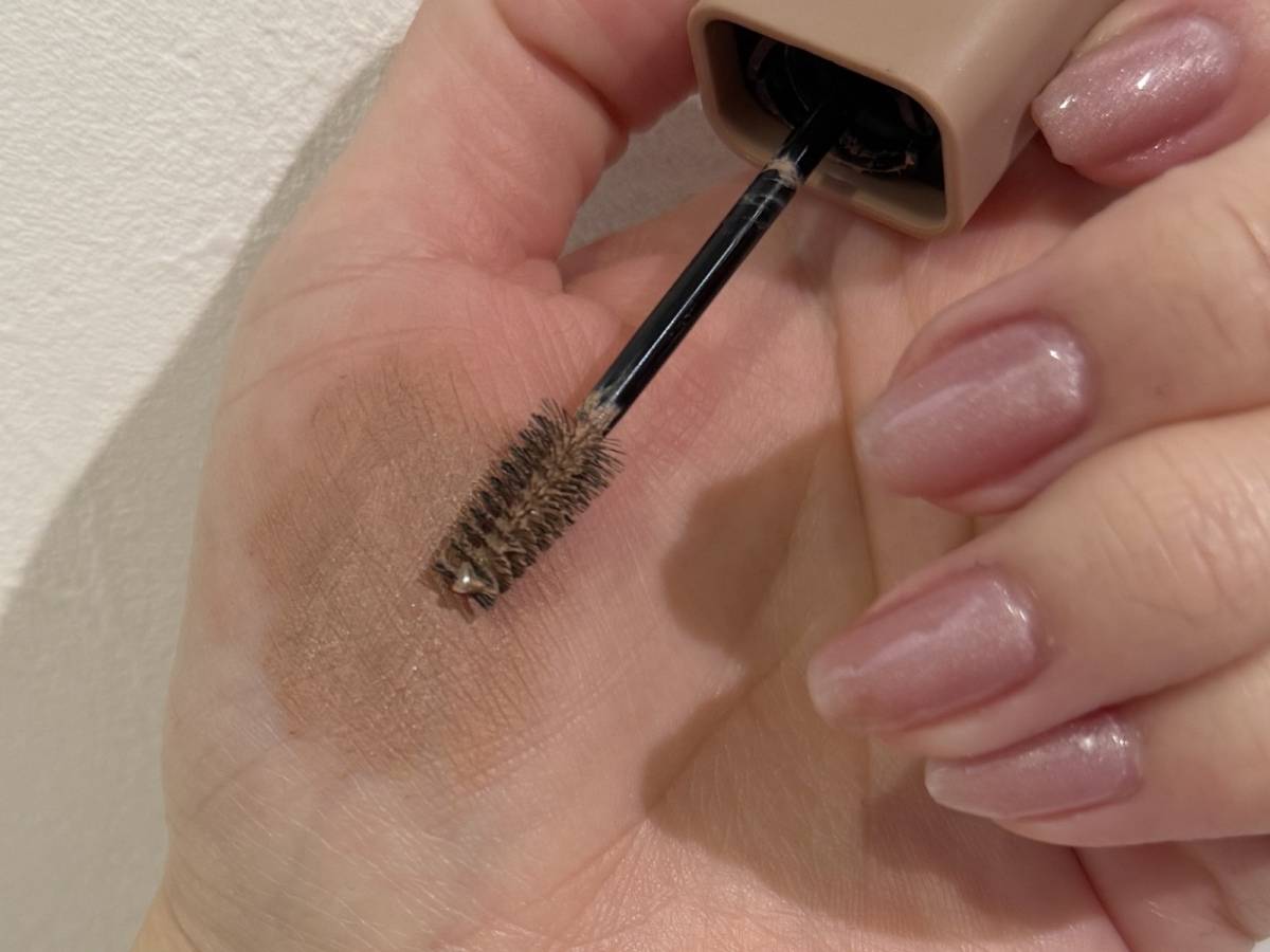 メイベリン SP フラッフ ブロウ ムース　ヌードベージュスウォッチ