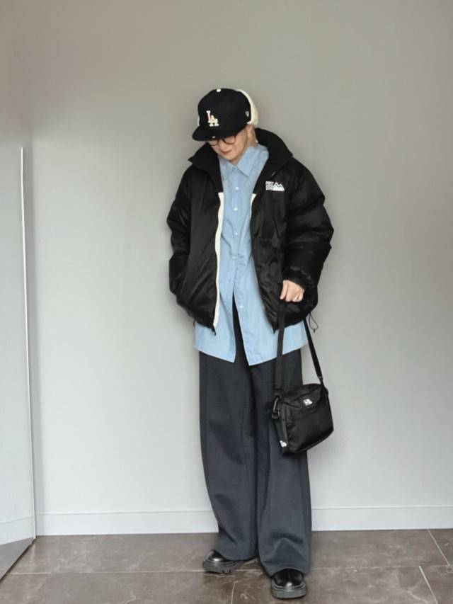 ブルーのシャツをアクセントにする♡