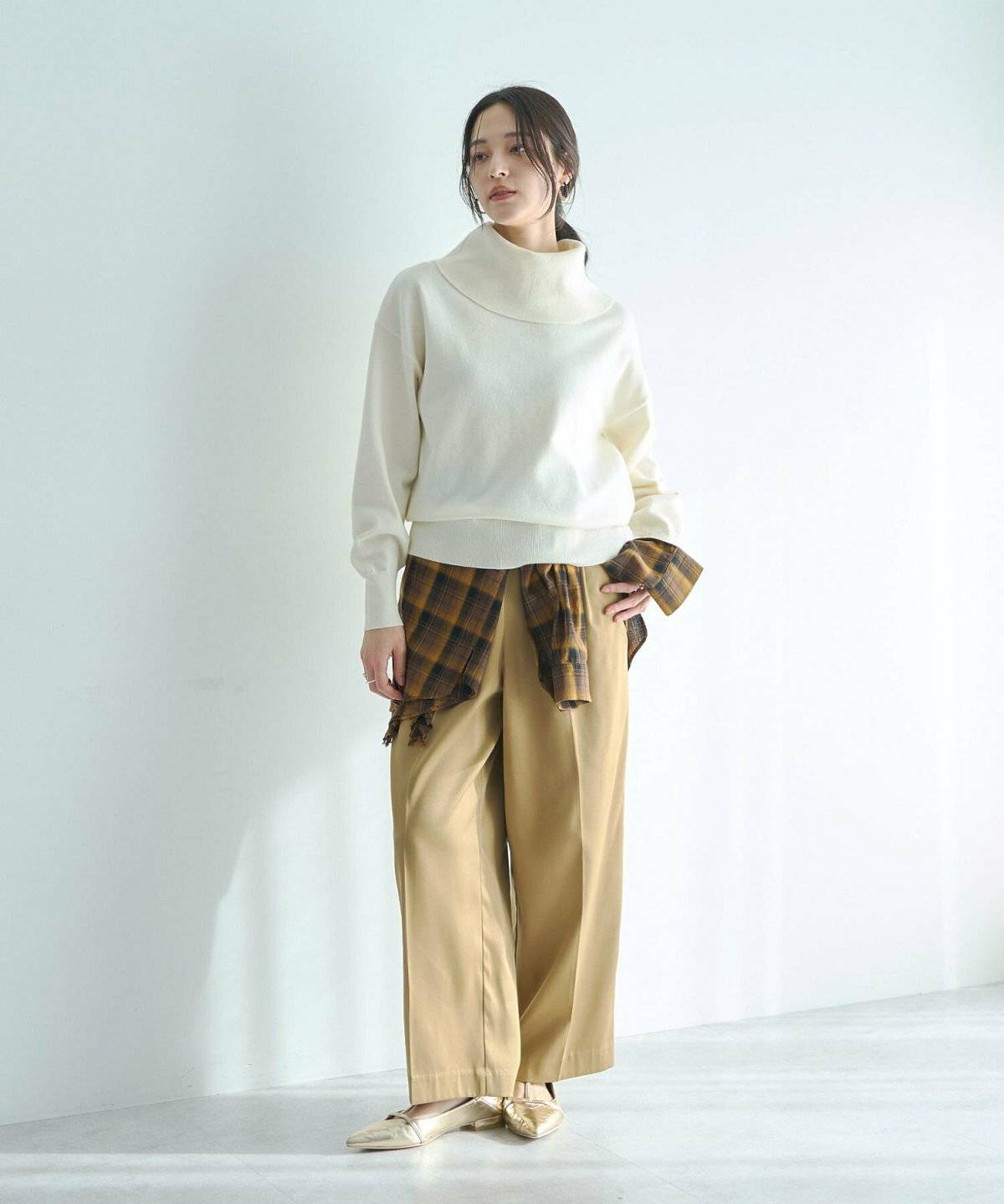 白タートルネックコーデ