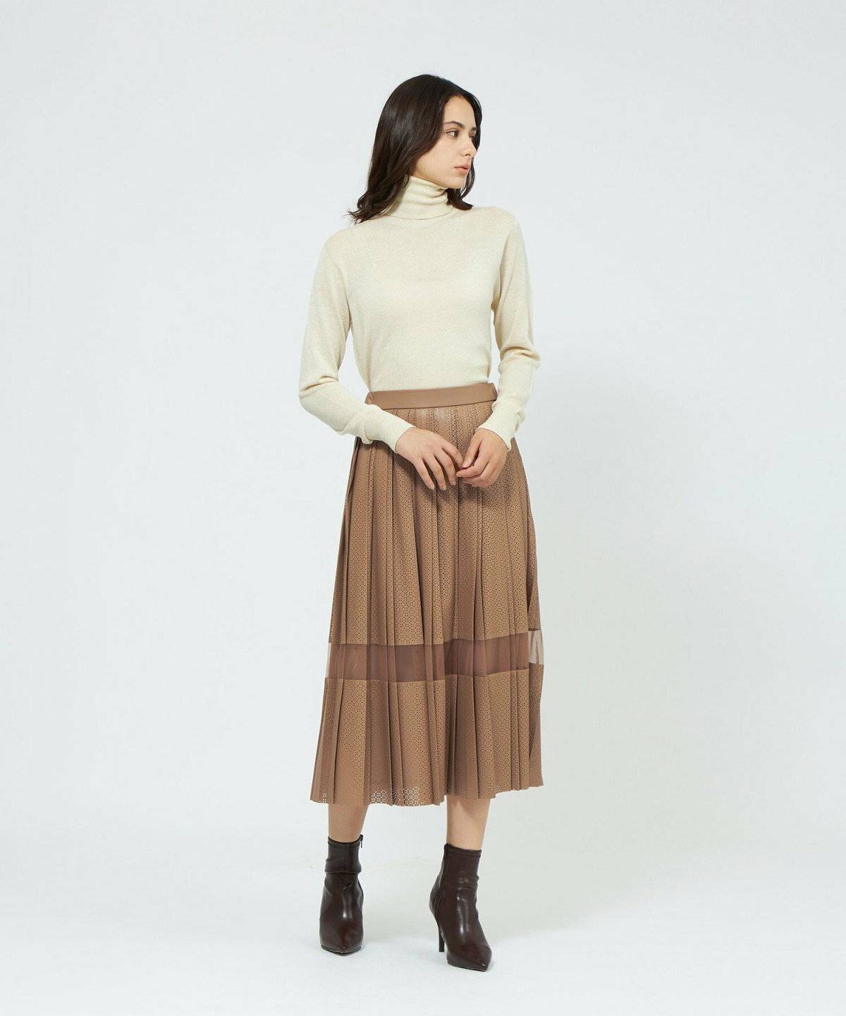 白タートルネックコーデ