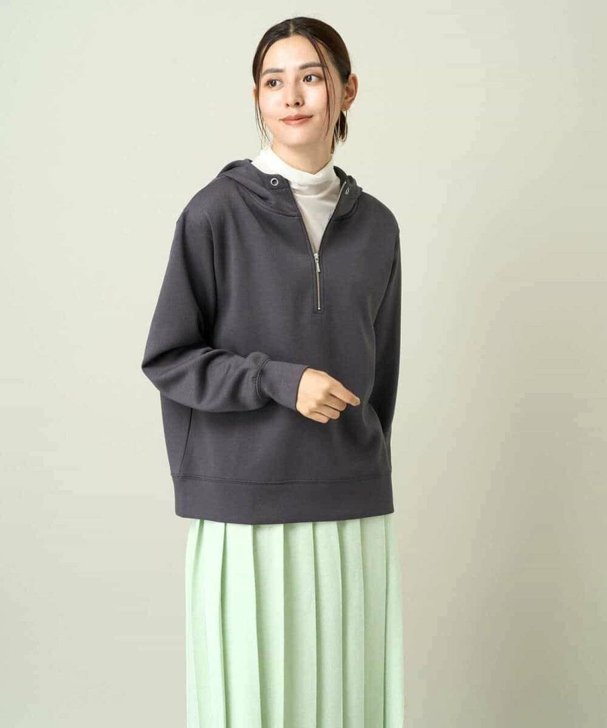 白タートルネックコーデ