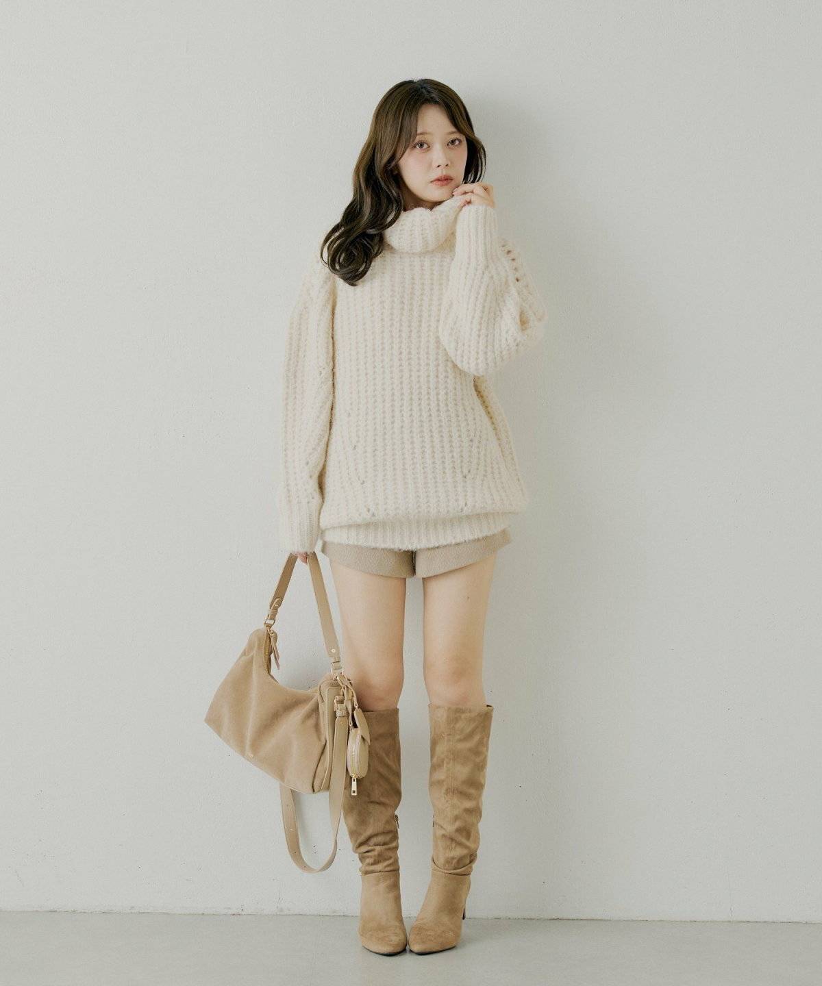 白タートルネックワンピースコーデ