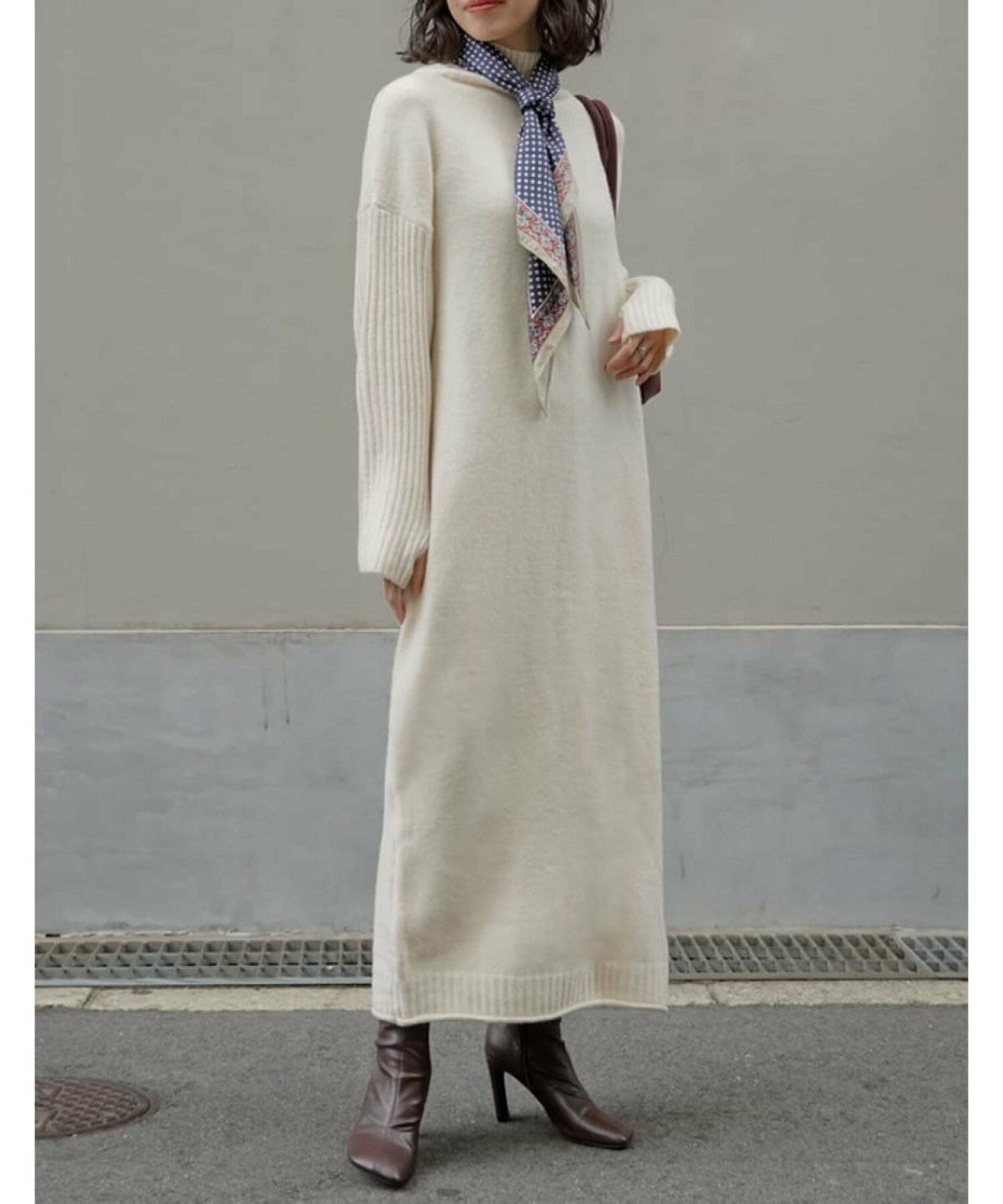 白タートルネックワンピースコーデ