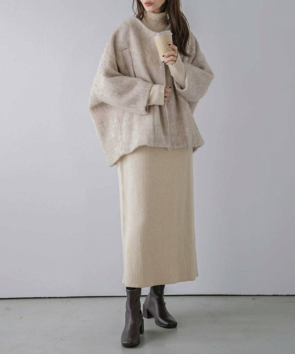 白タートルネックワンピースコーデ