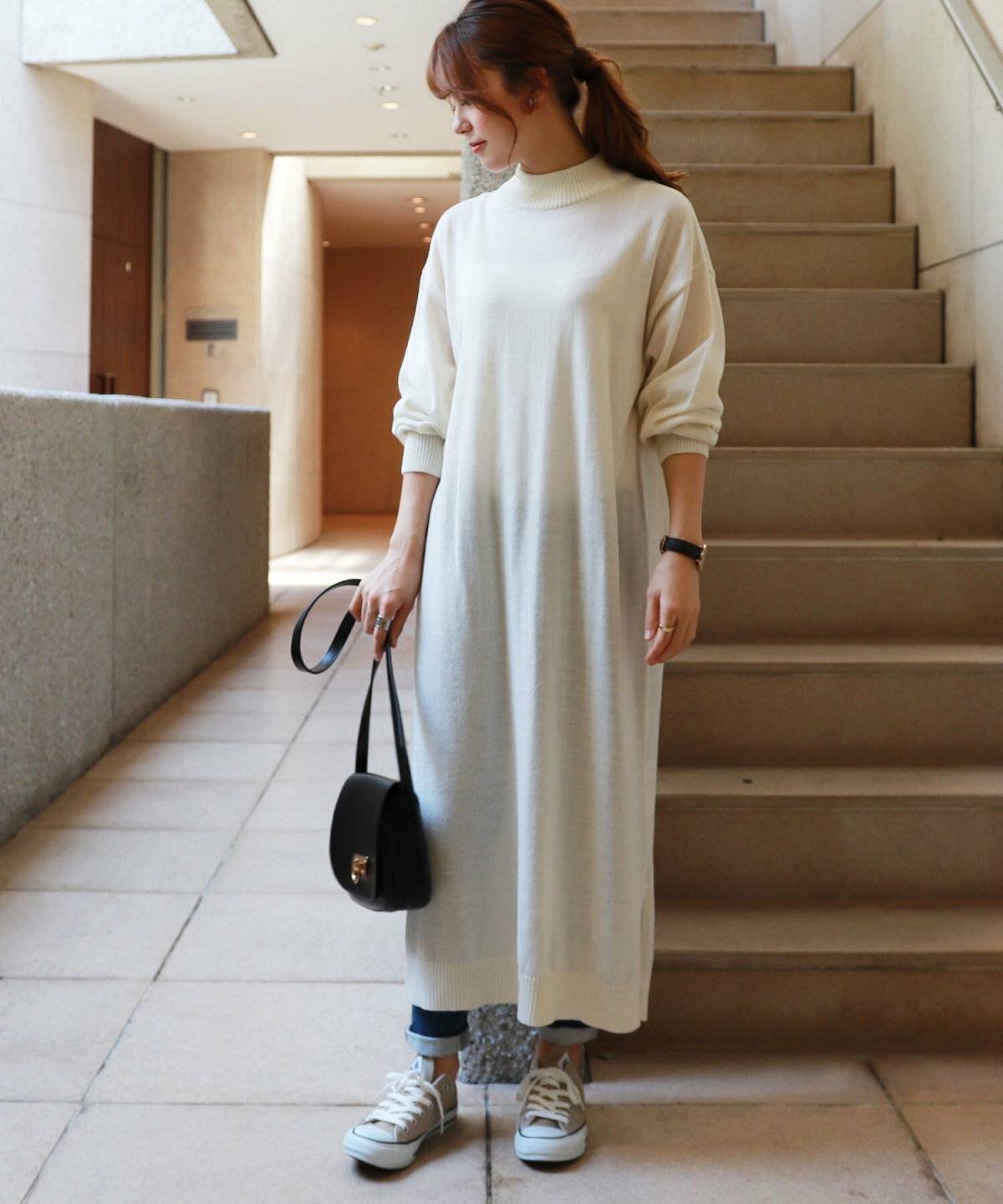 白タートルネックワンピースコーデ