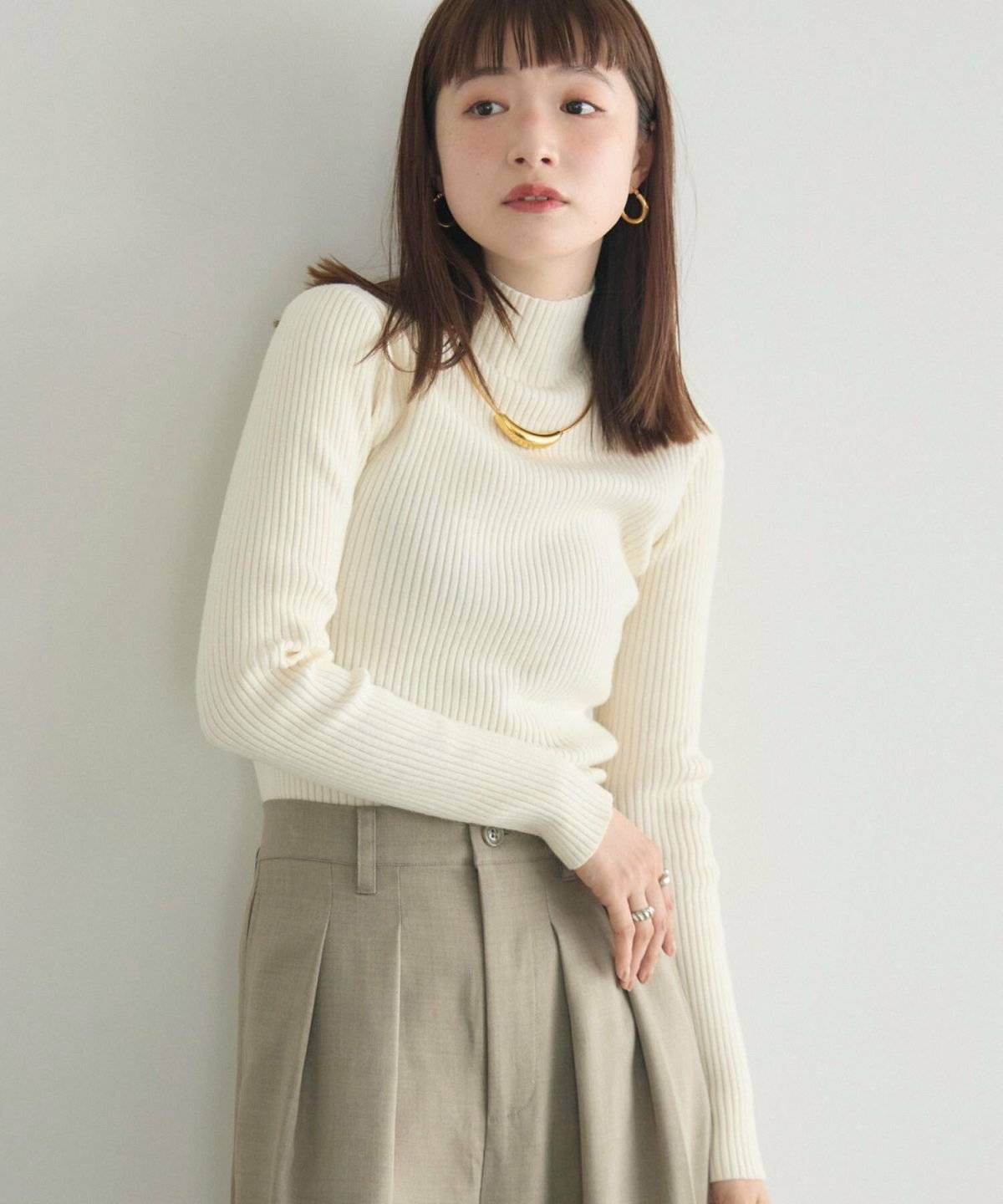 白タートルネックコーデ