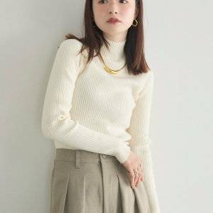 白のタートルネックのレディースコーデ20選。着こなしのポイントって？