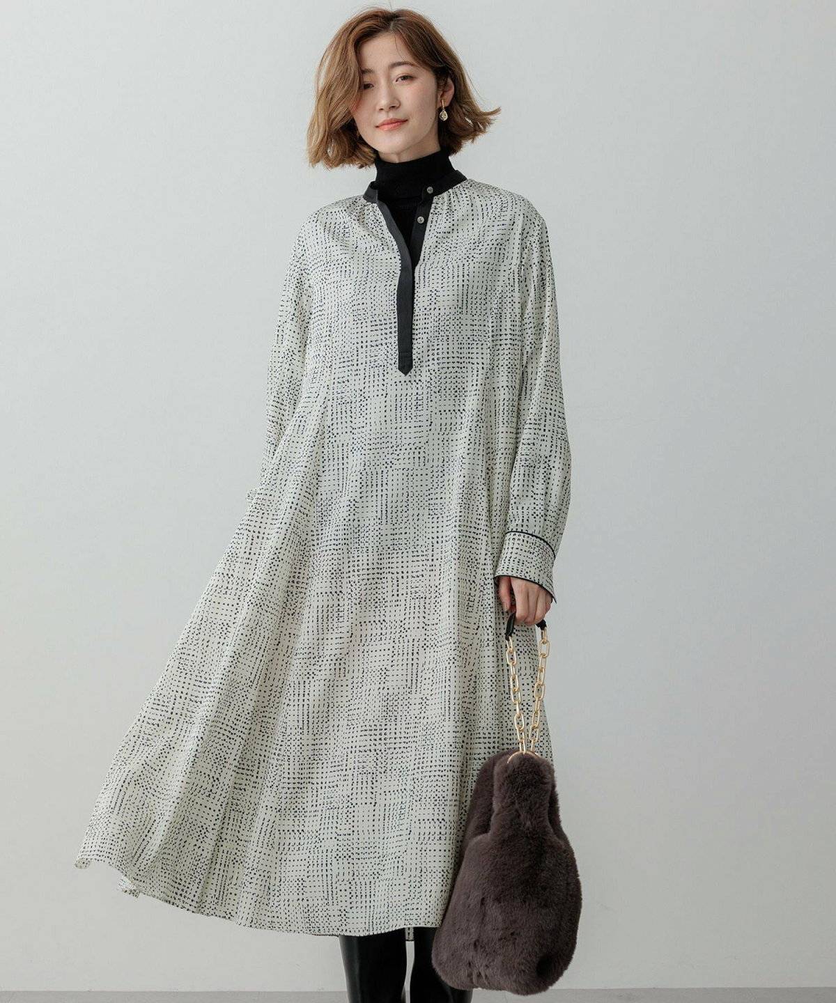 ワンピースはタートルネックをレイヤード