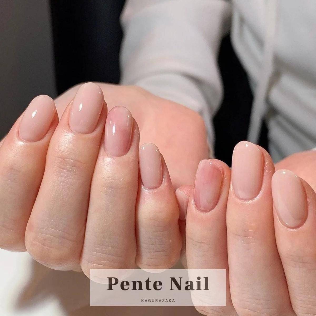 くすみベージュにさりげなくニュアンスを