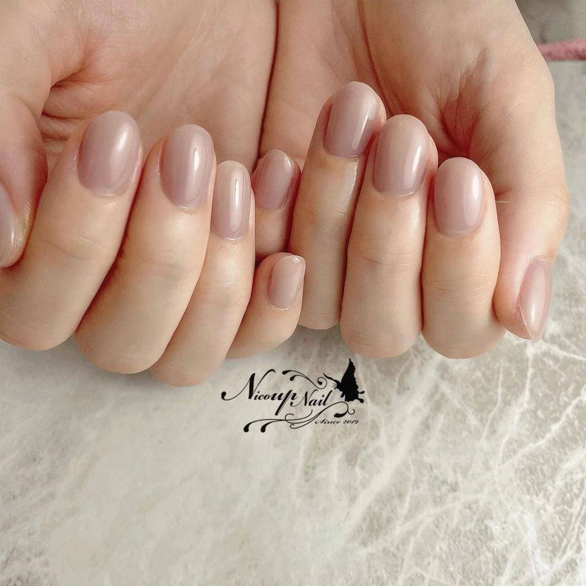 スモーキーなピンクのショートネイル