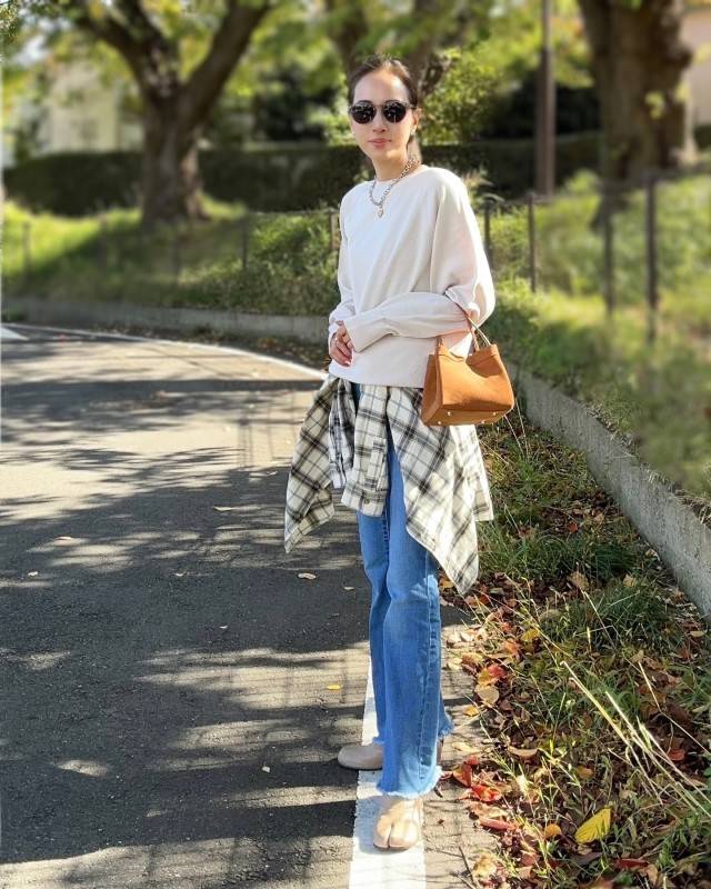 チェック柄のシャツを腰巻きする!