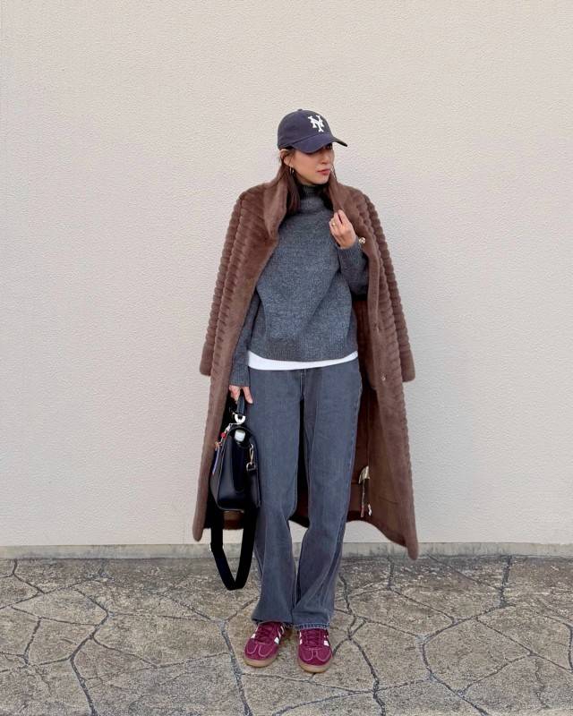 ファーコートを肩掛けする♡