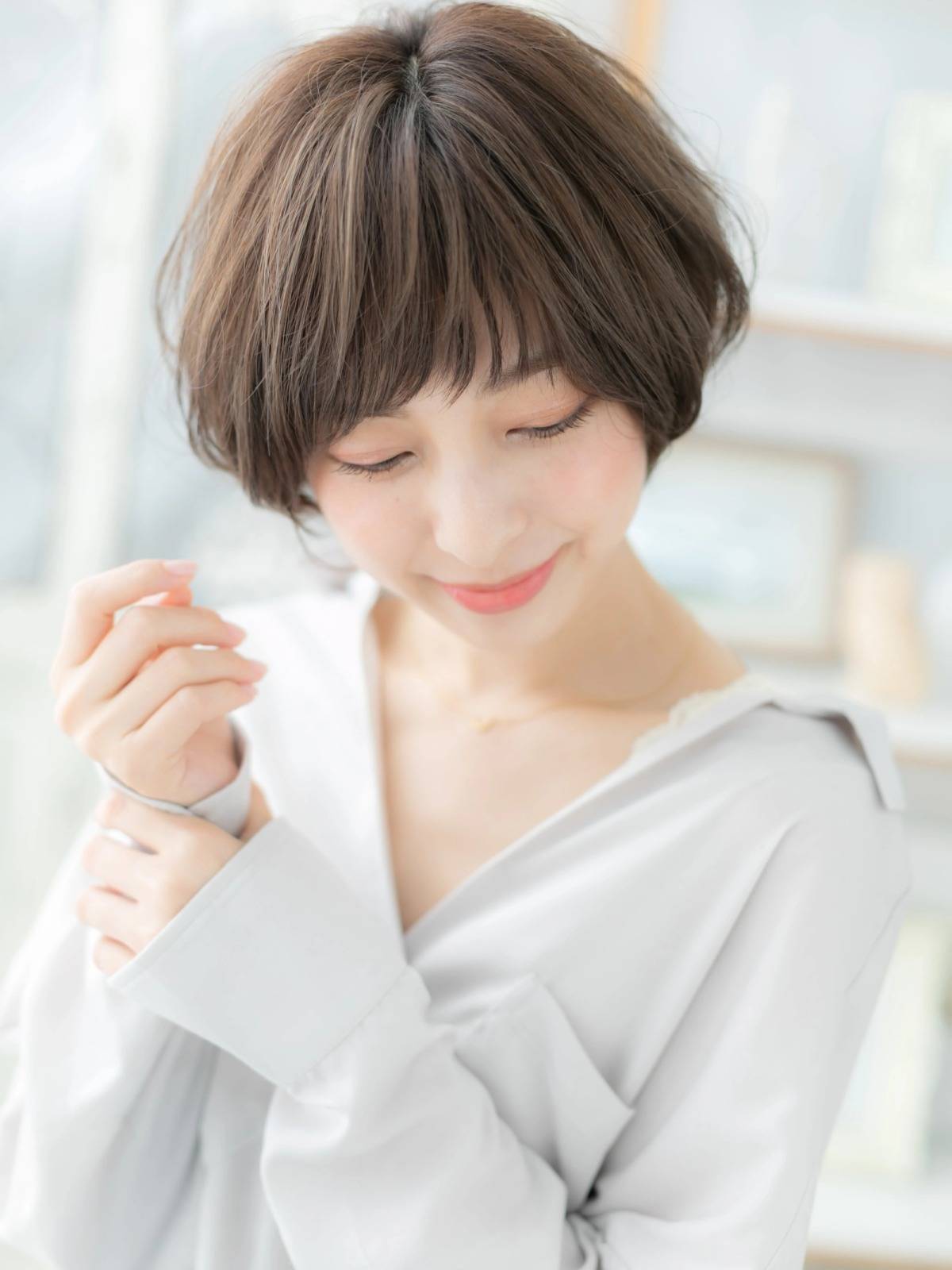 オリーブカラーのくびれショート