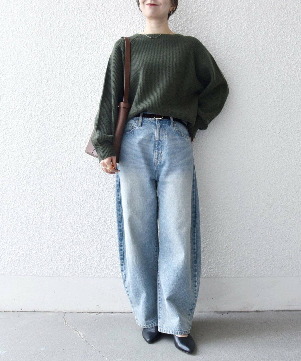 パンツコーデの女性