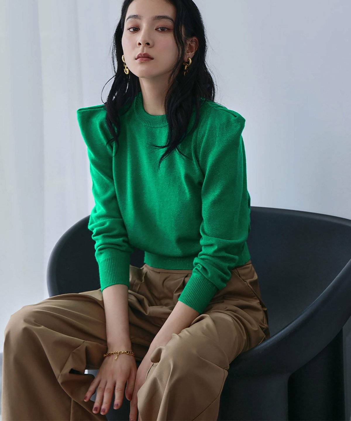 パンツコーデの女性