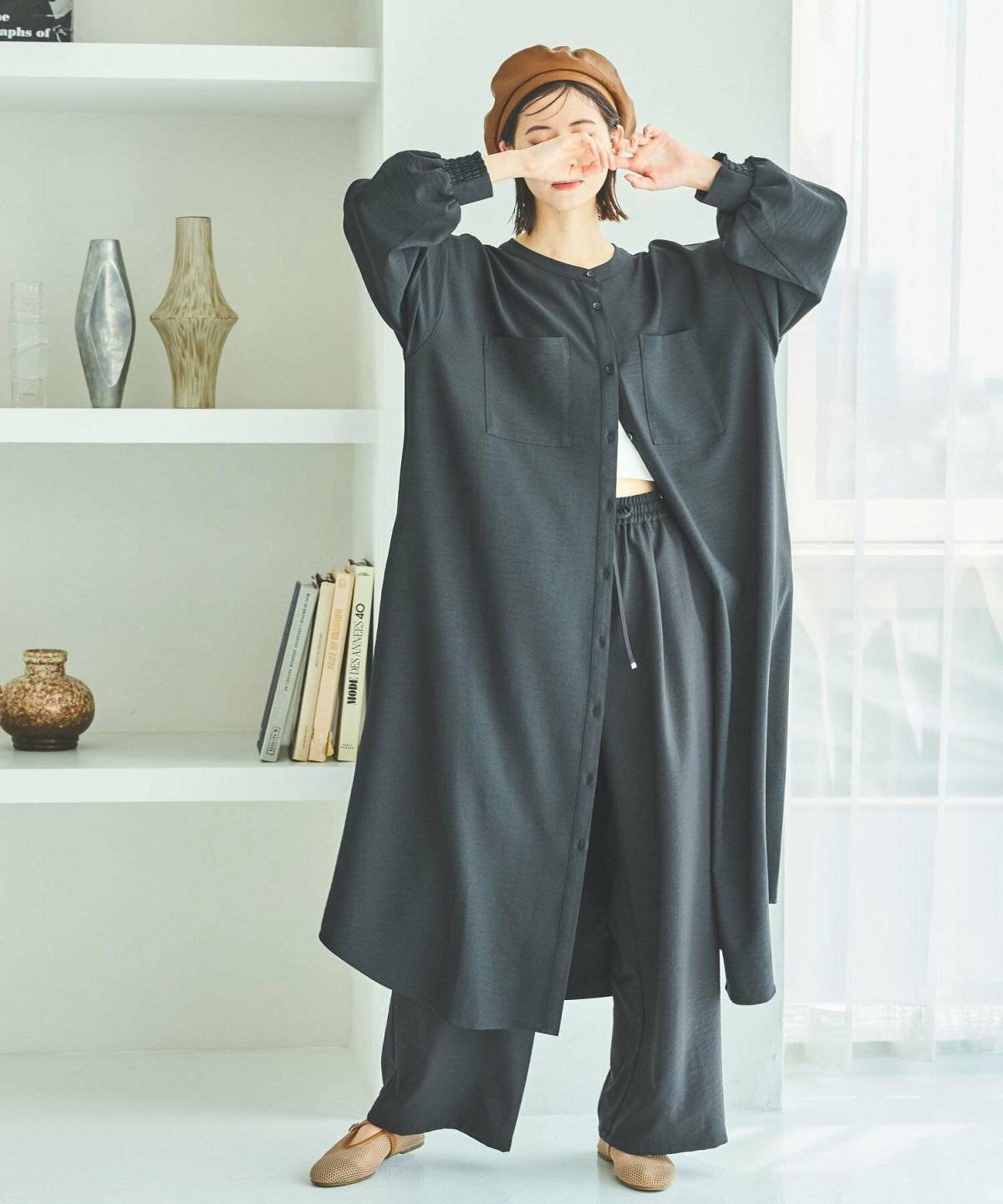 パンツコーデの女性