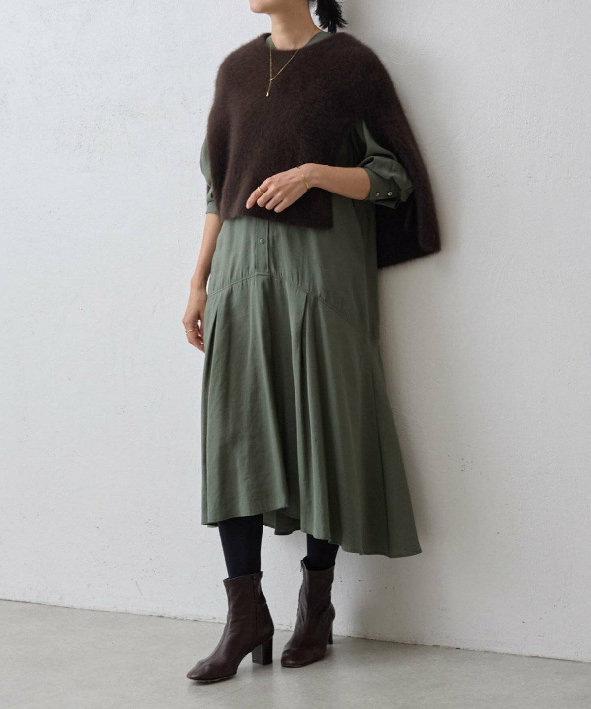 ワンピースコーデの女性