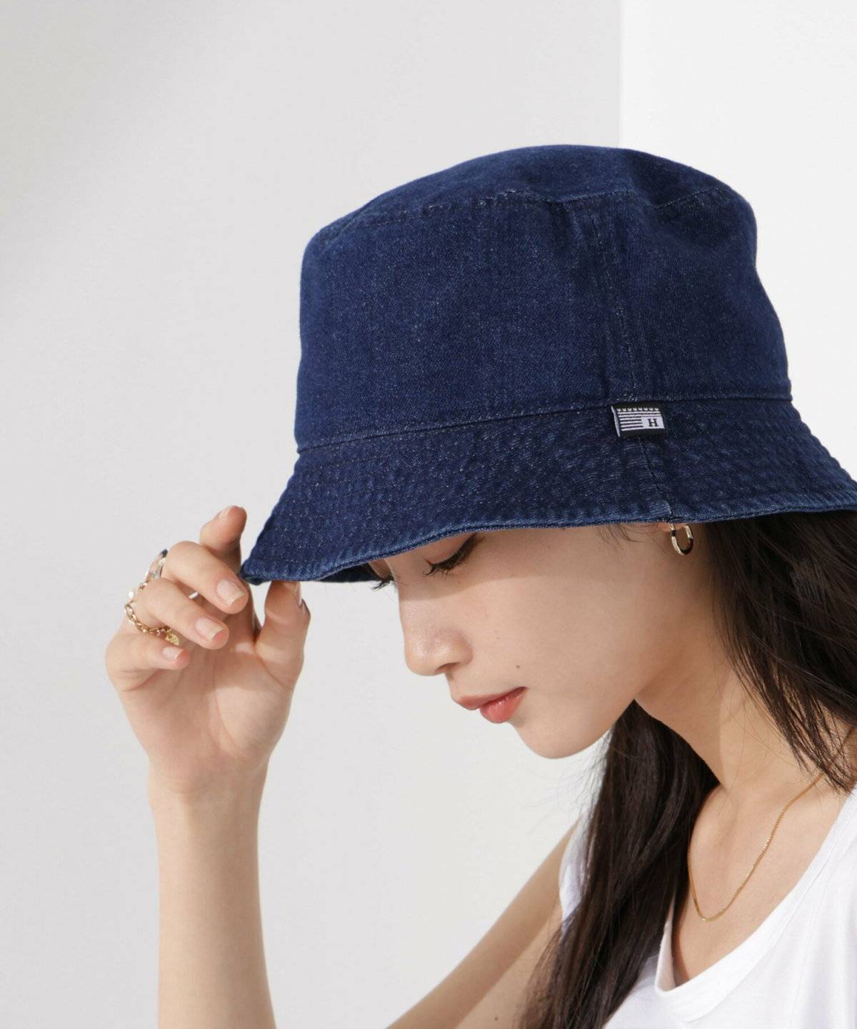 帽子を被った女性