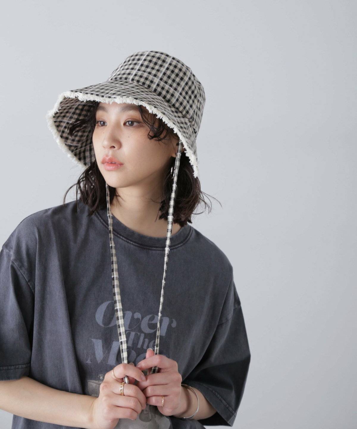 モノトーンコーデの女性