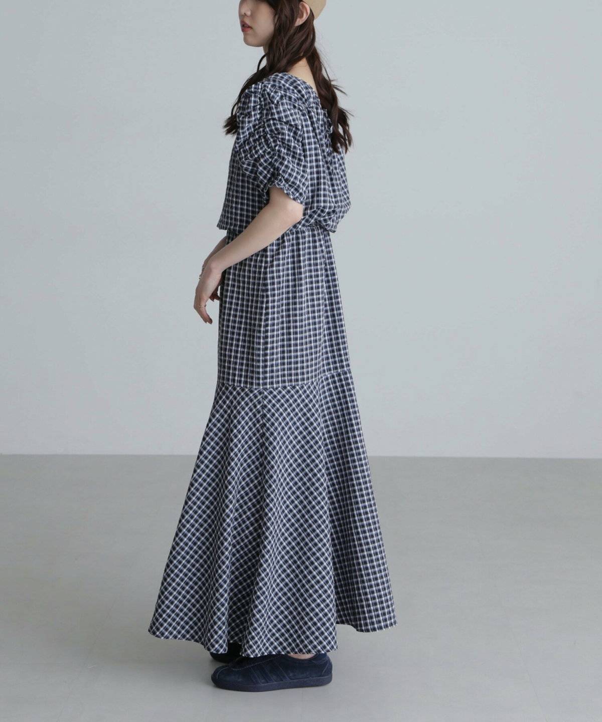 チェック柄のワンピースを着た女性