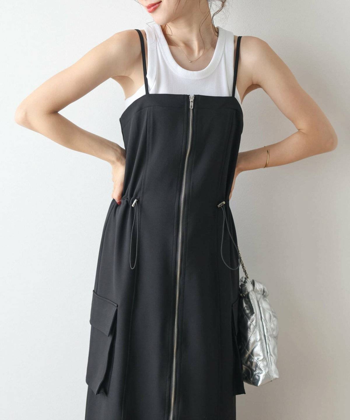 モノトーンコーデの女性