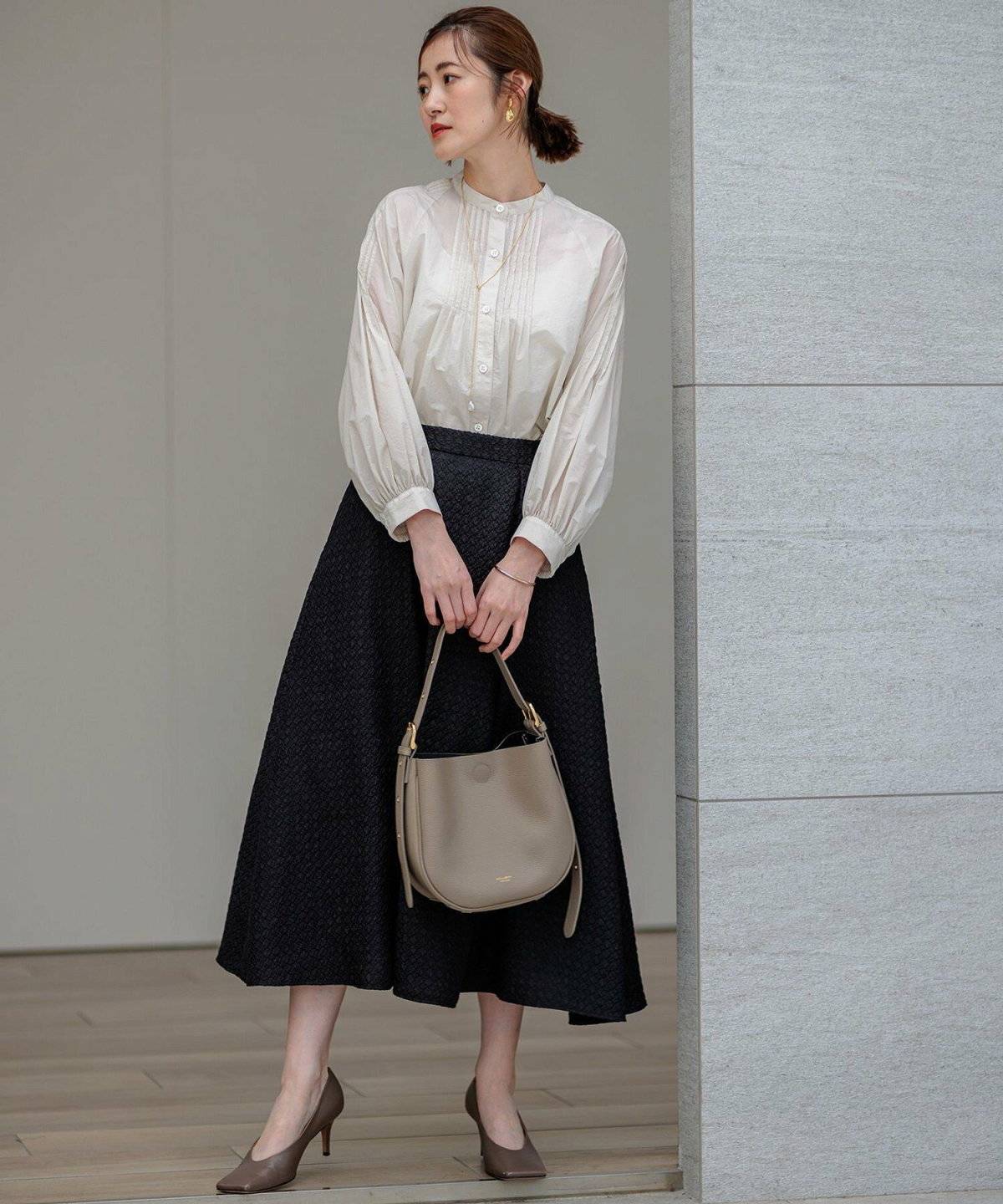 スカートコーデの女性