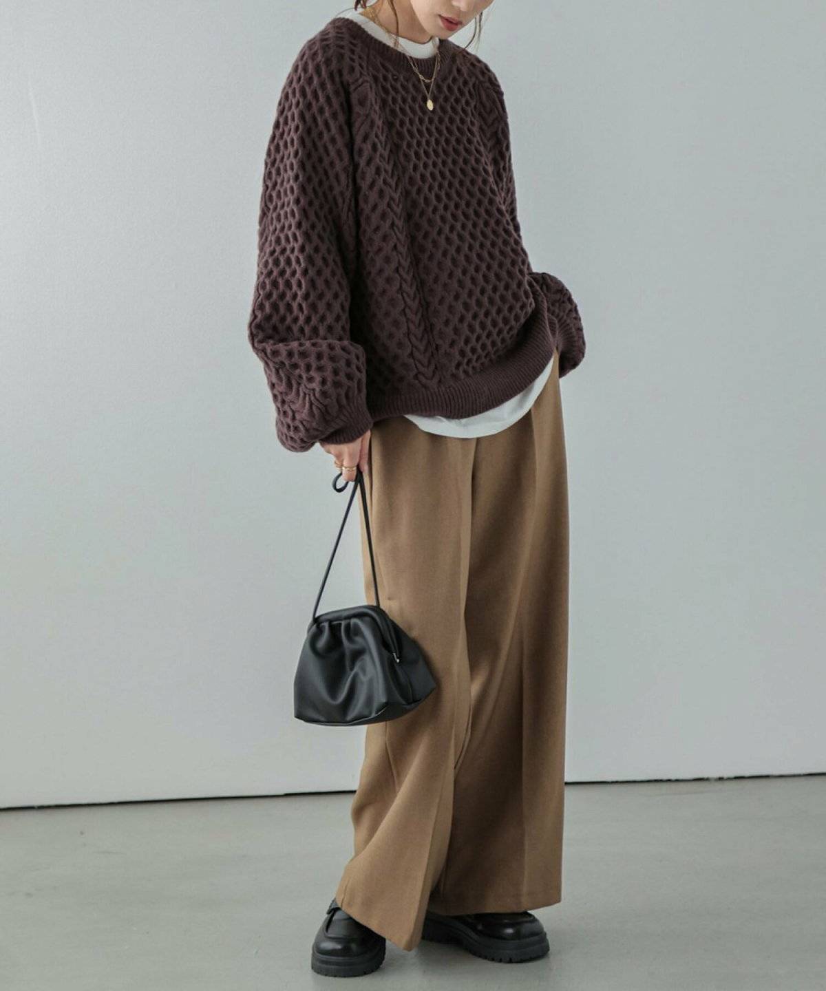 パンツコーデの女性