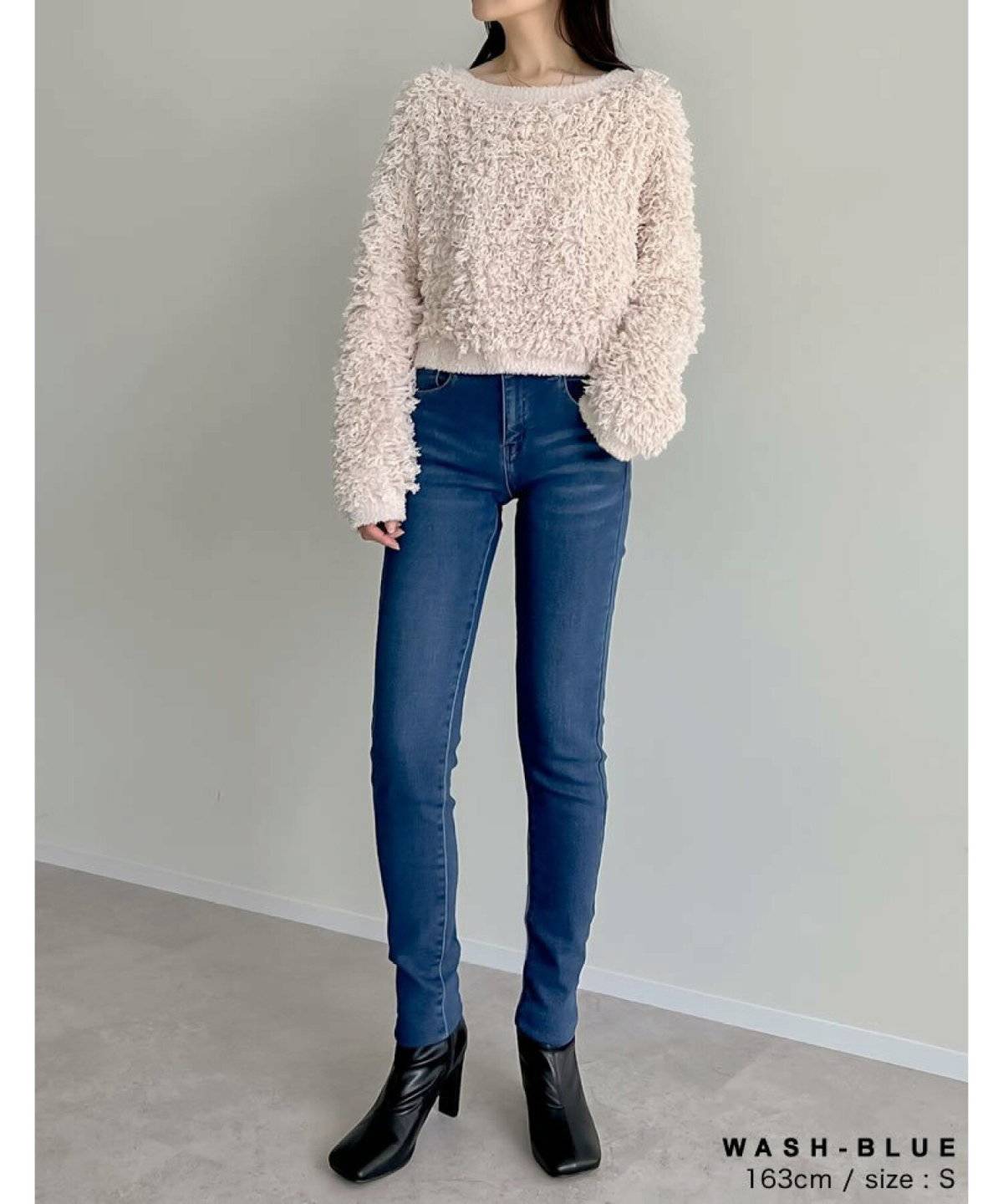 パンツコーデの女性