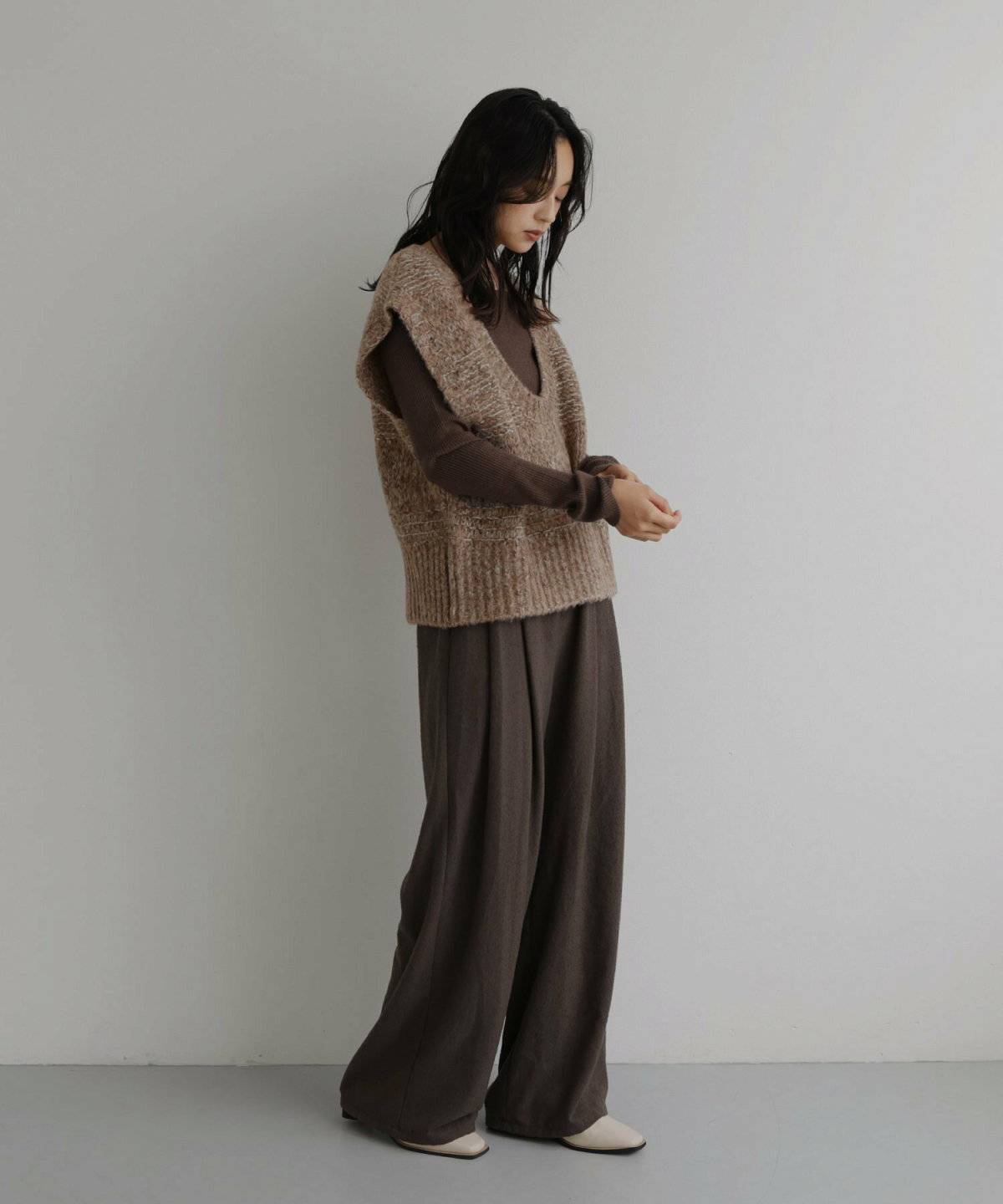 パンツコーデの女性