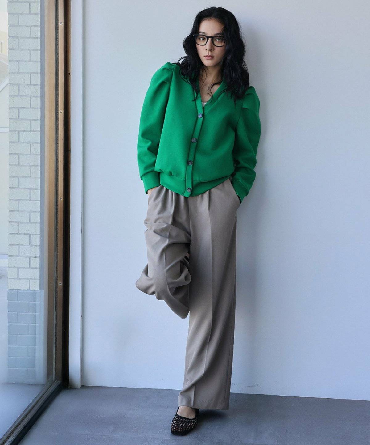 パンツコーデの女性