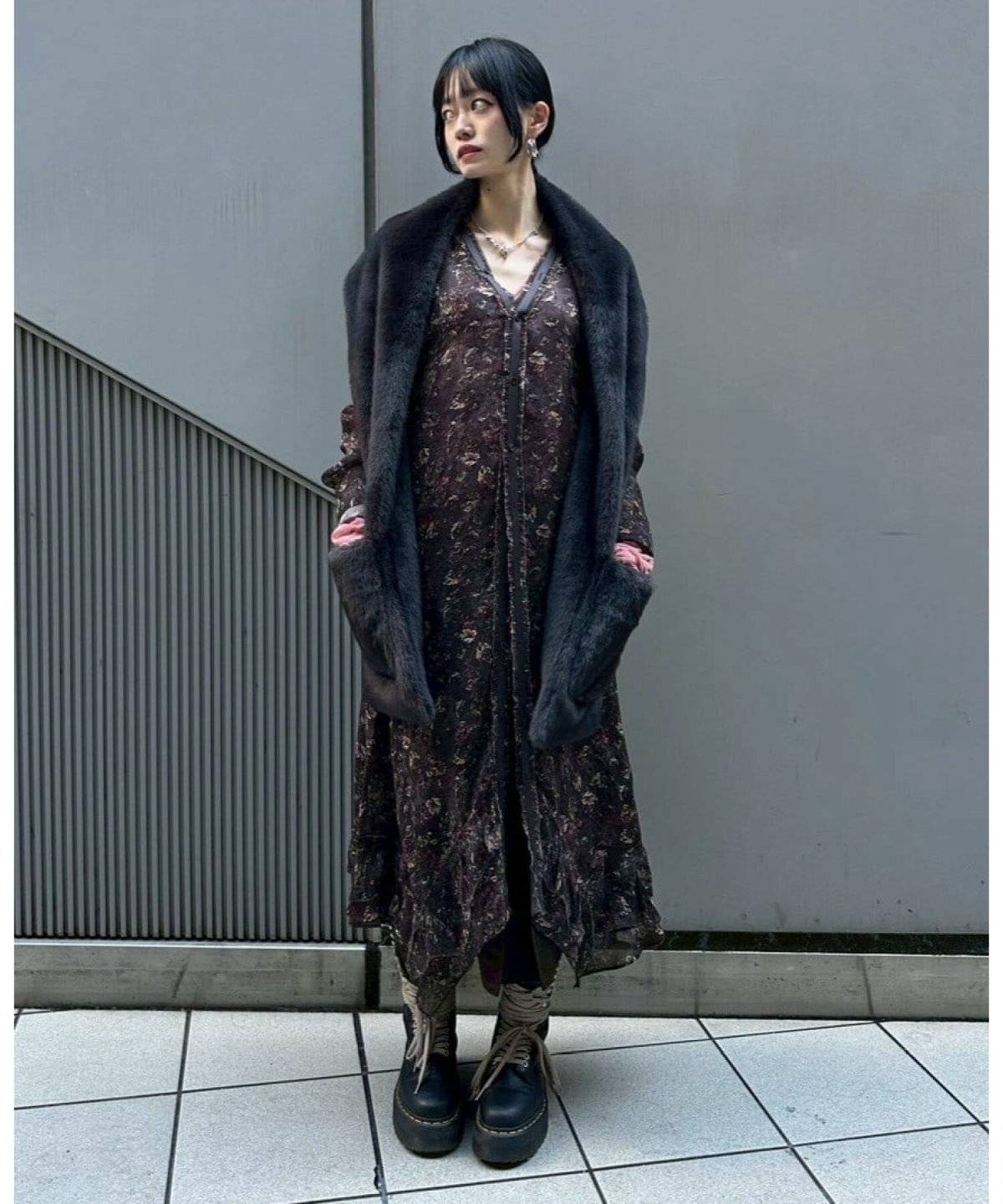 ワンピースコーデの女性