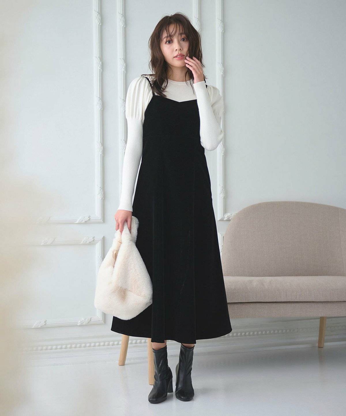 ワンピースコーデの女性