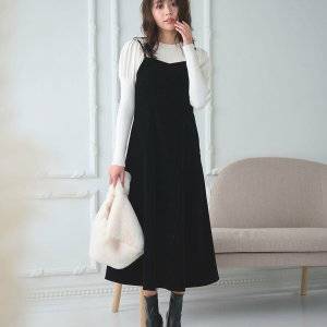  スカートコーデの女性 