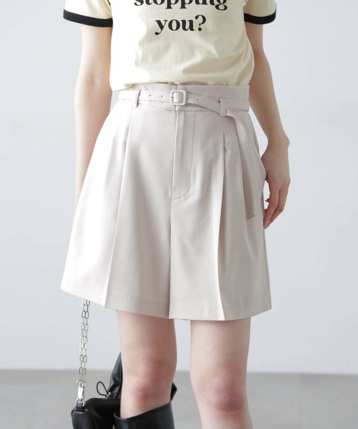 夏コーデの女性