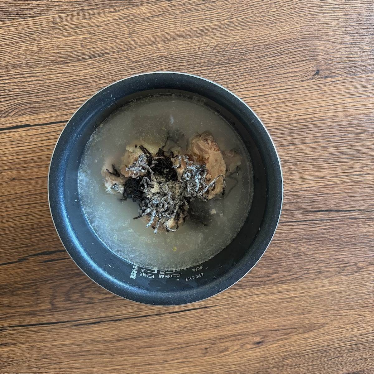 くらこん公式の「塩こんぶとさば缶の炊き込みご飯」のレシピ