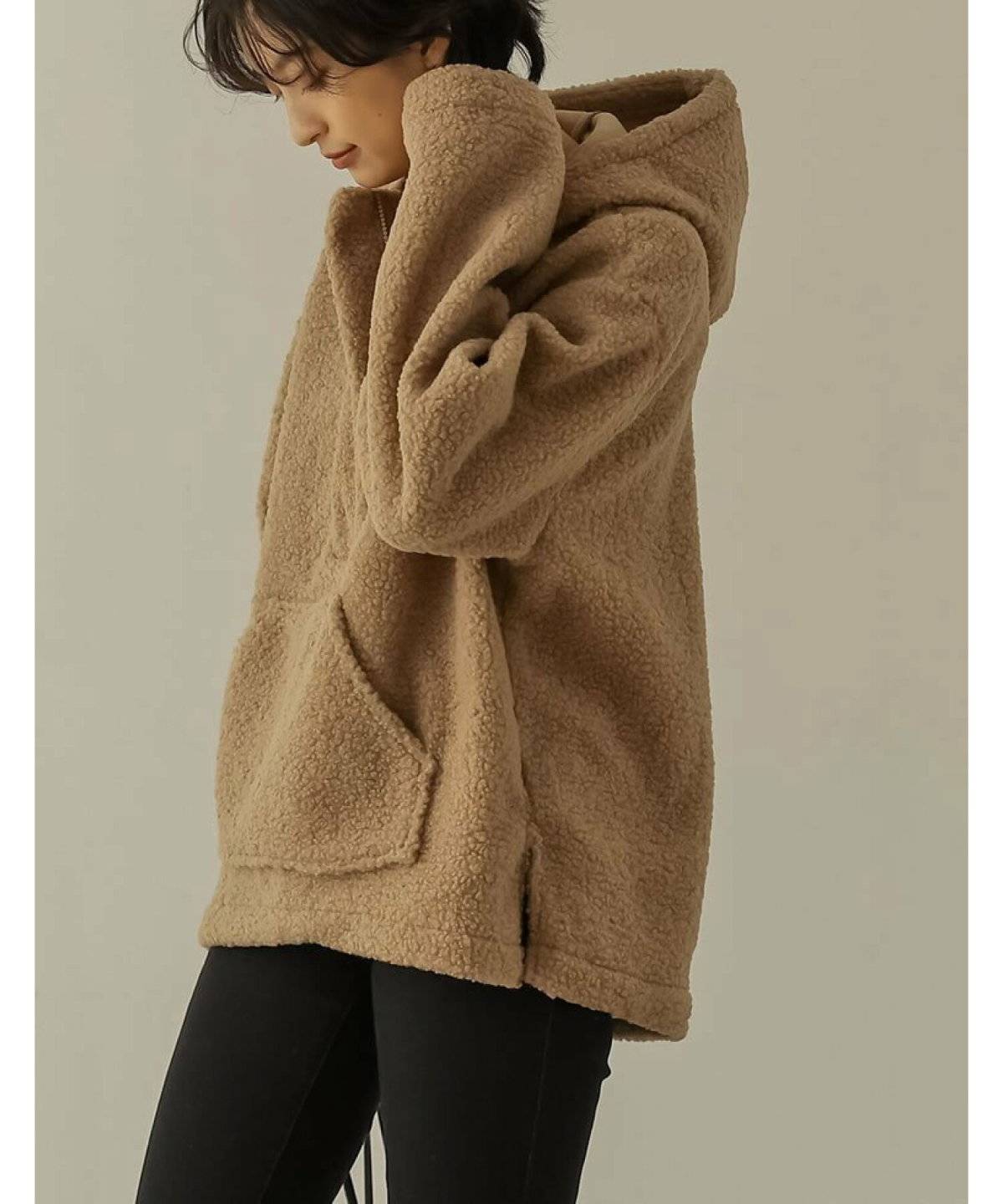 パンツコーデの女性