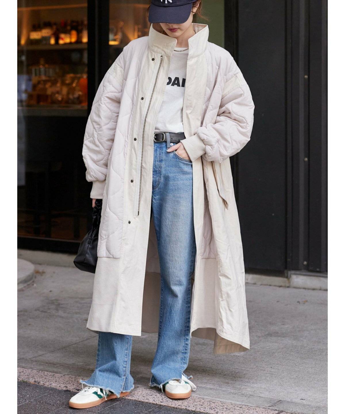 パンツコーデの女性