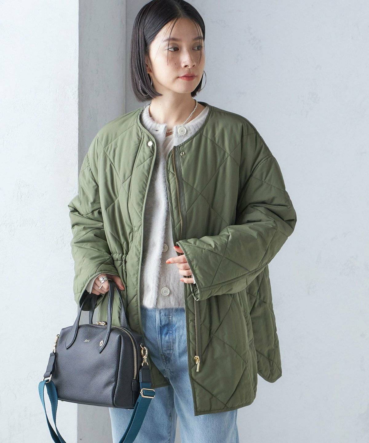 パンツコーデの女性