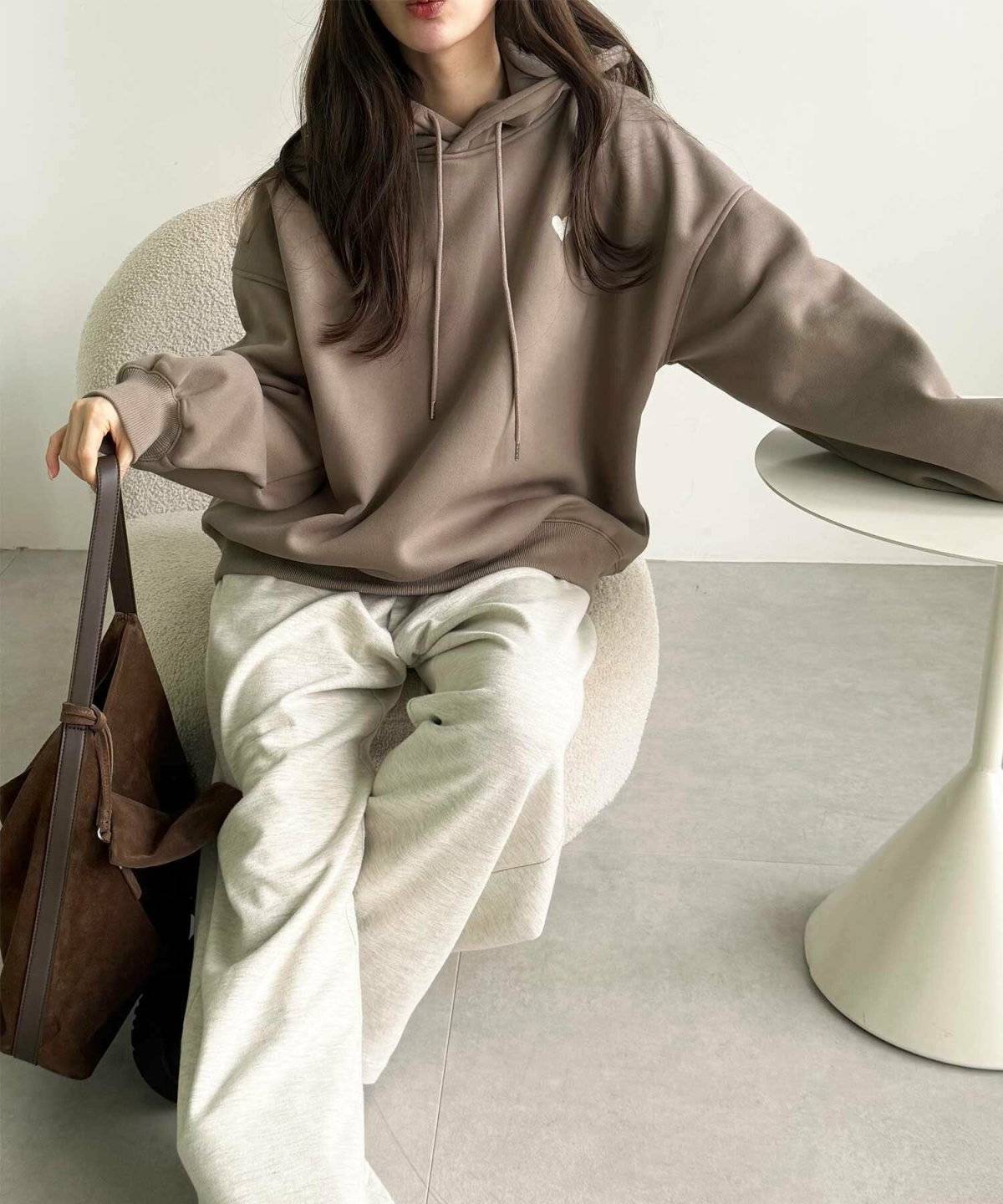 パンツコーデの女性