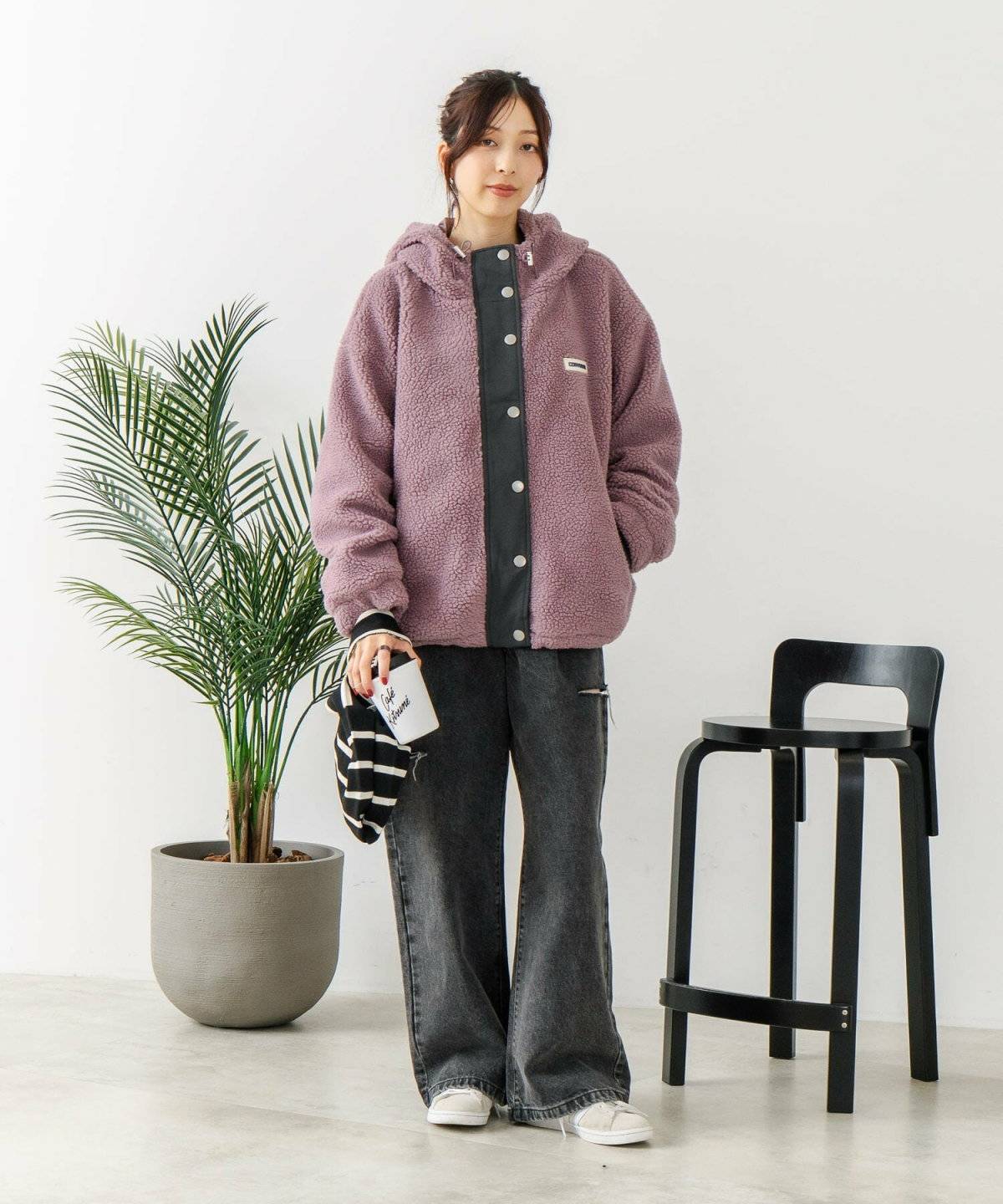 パンツコーデの女性