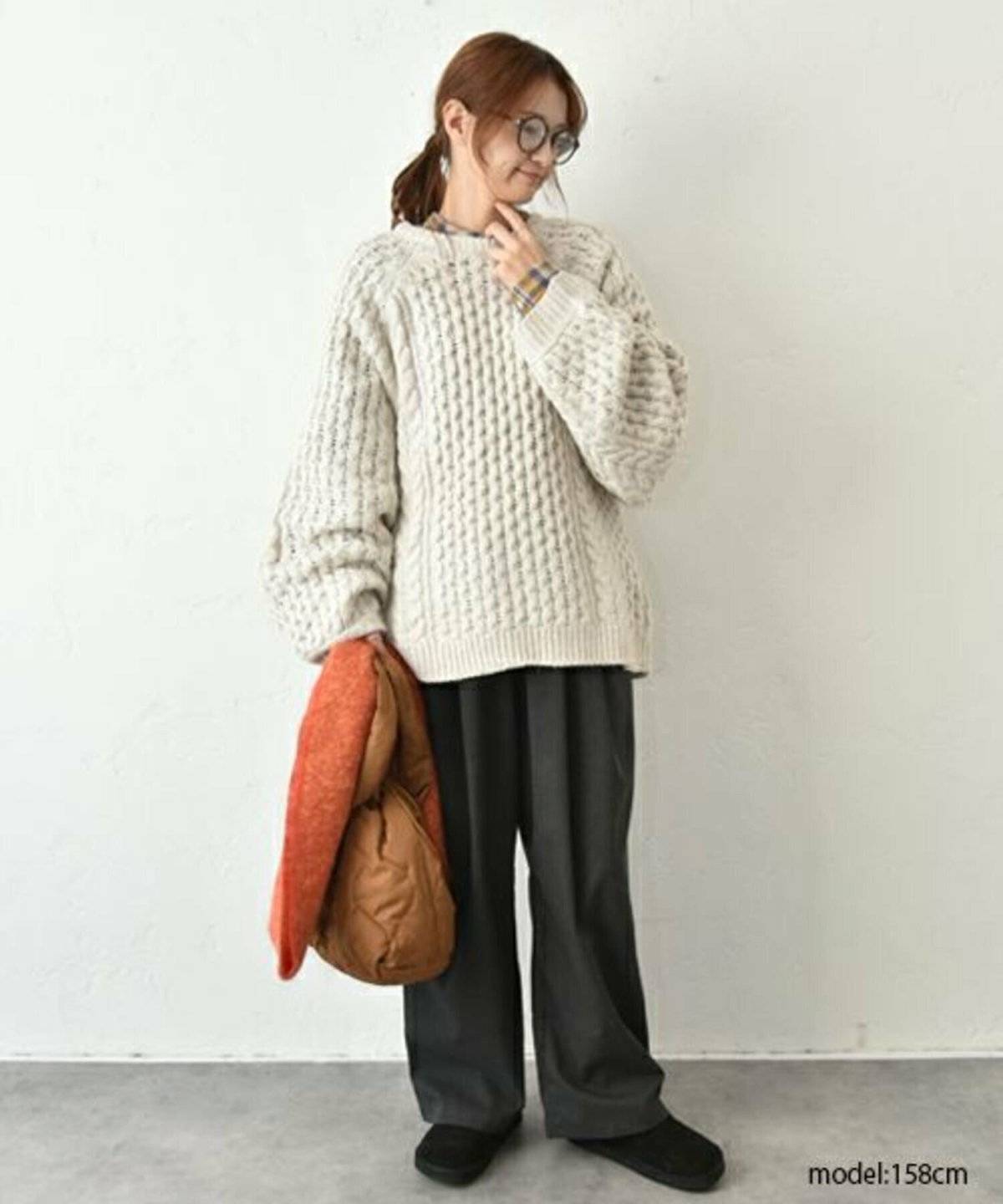 パンツコーデの女性