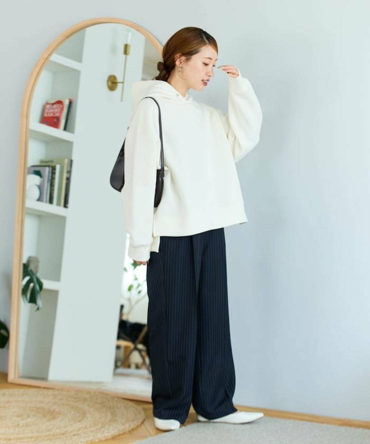 パンツコーデの女性