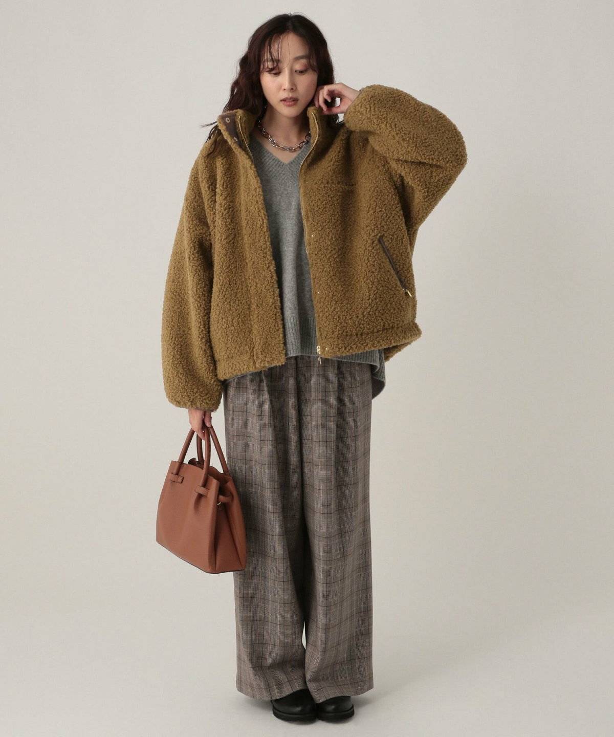 パンツコーデの女性