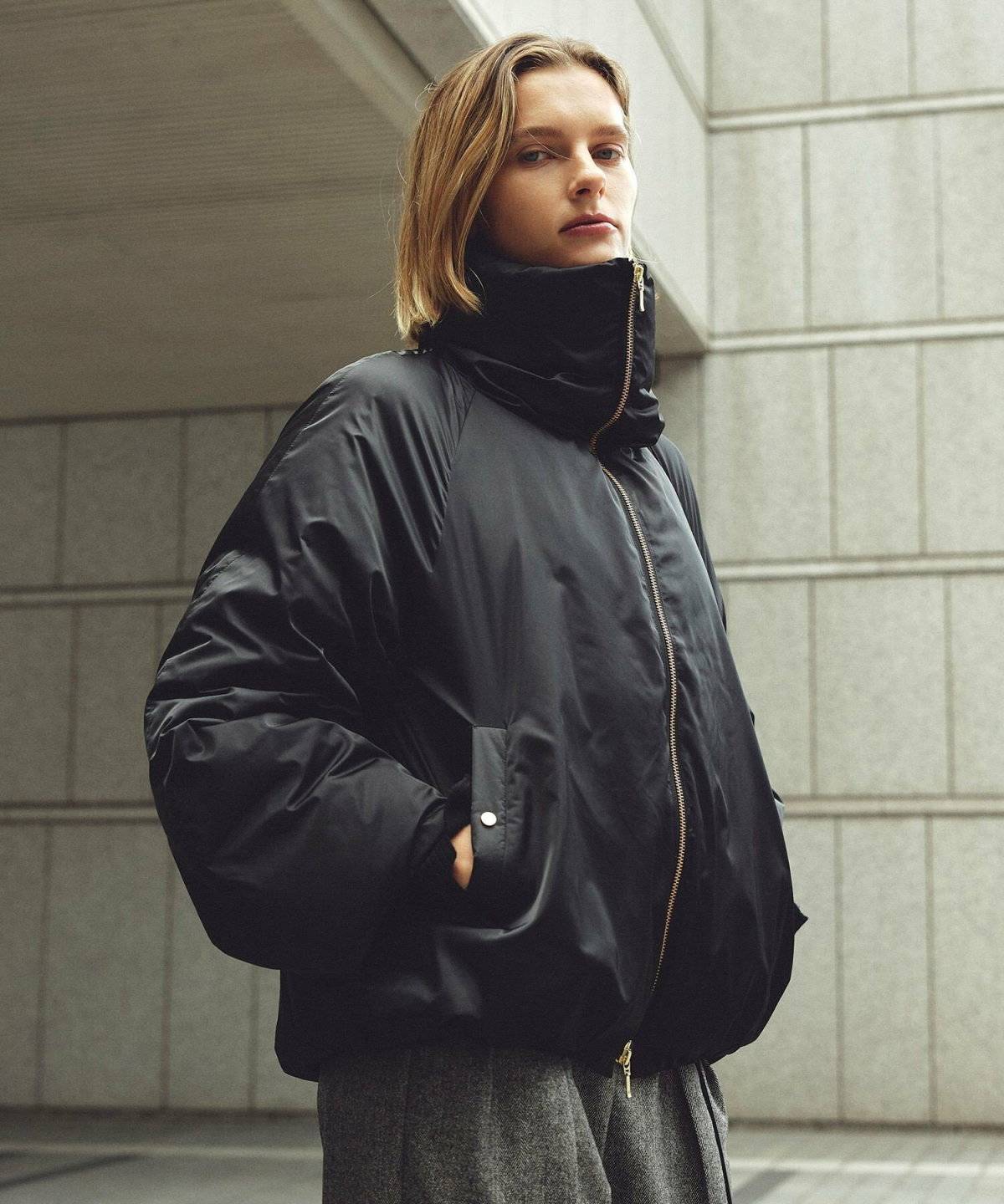 パンツコーデの女性