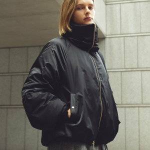  ダウンジャケットを着た女性 