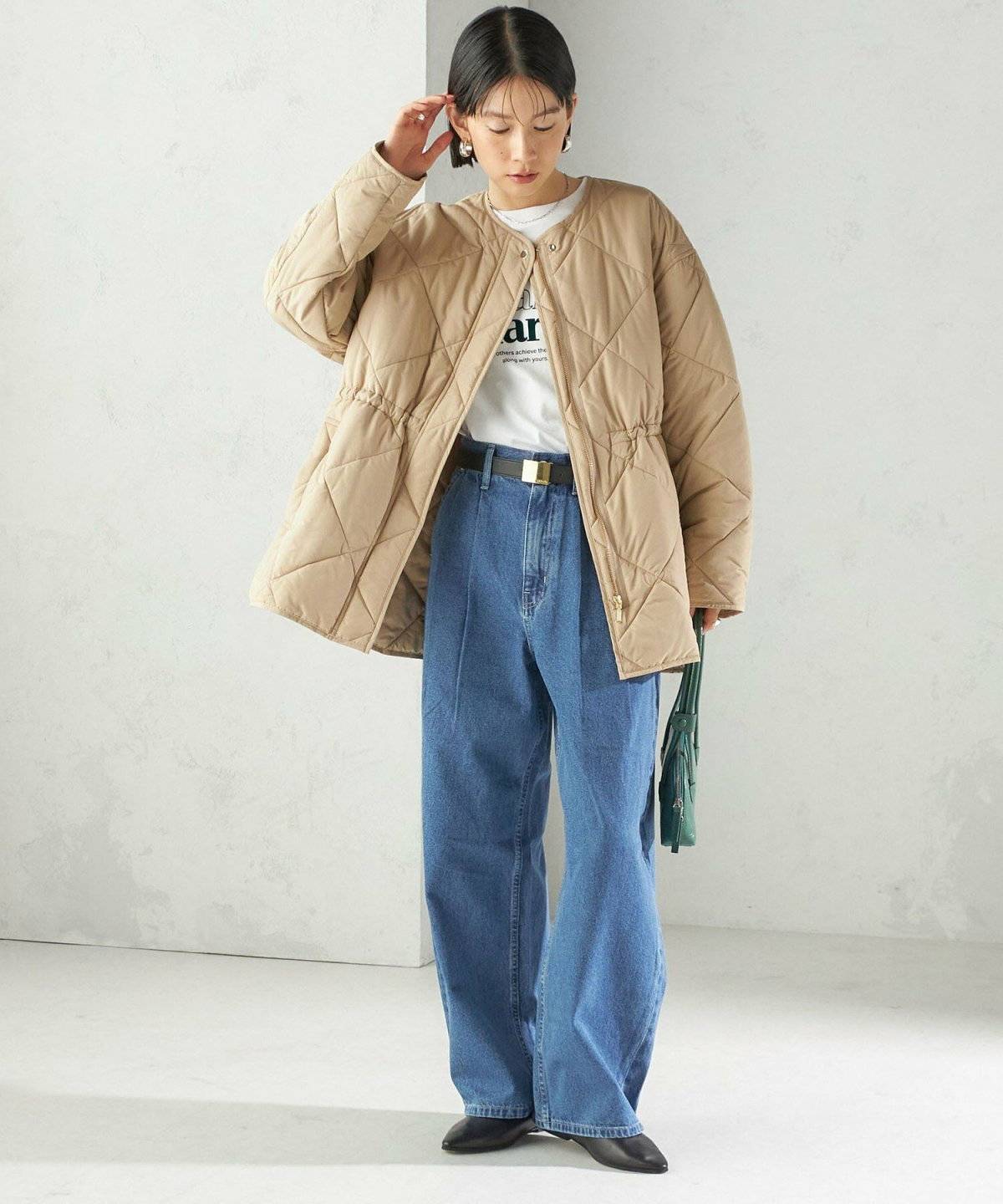 パンツコーデの女性